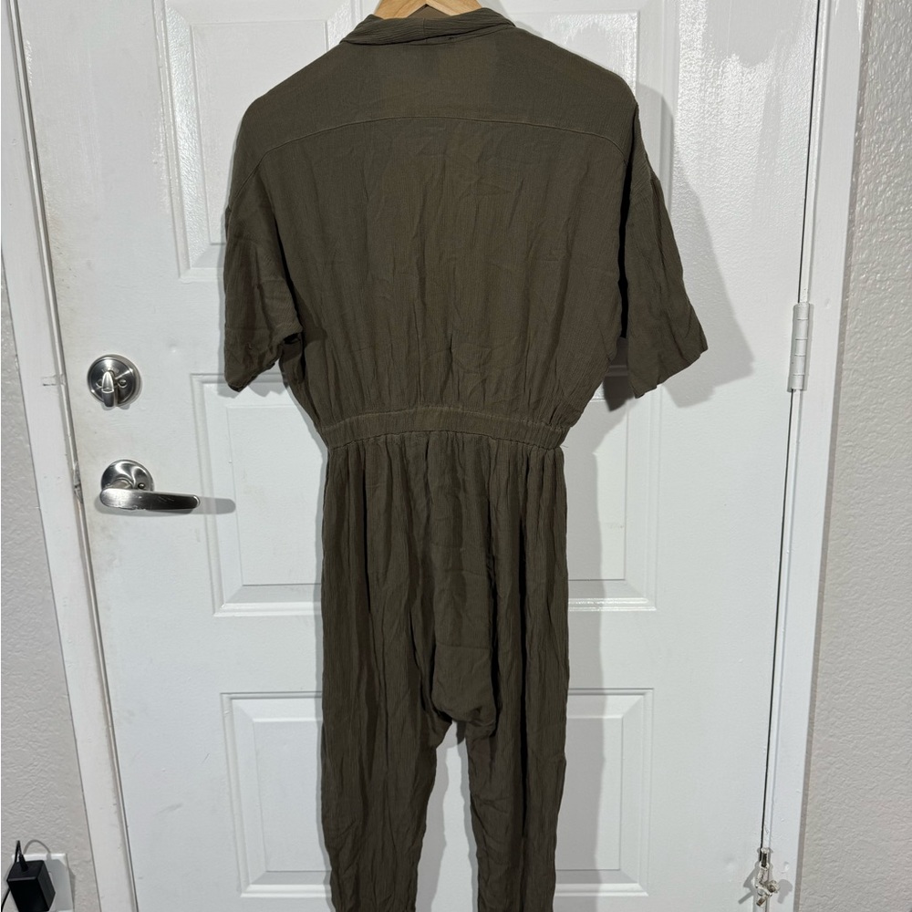 Forever 21 Chic Green Jumpsuit - Size Large, Effortless Elegance - Picture 3 of 3